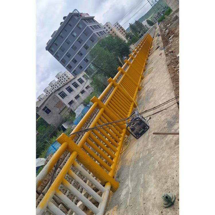 成都仿树皮生态护栏